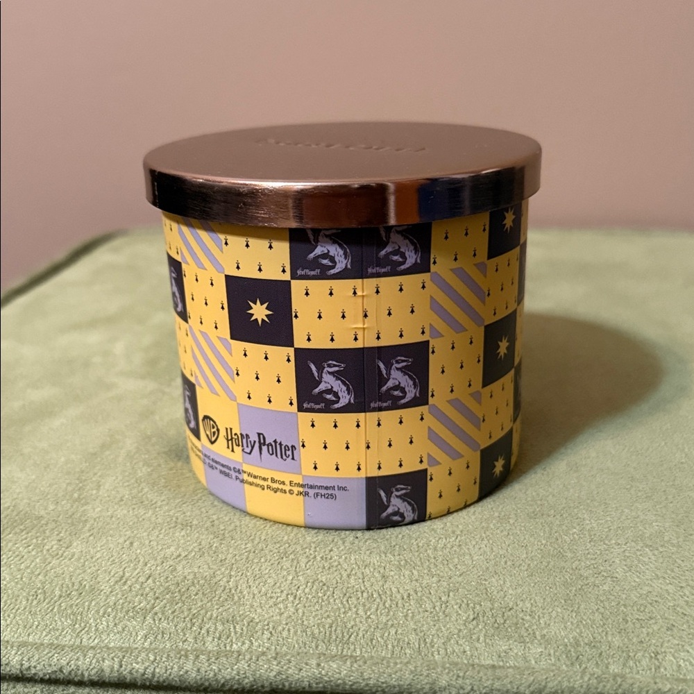 GooseCreek Harry Potter Hufflepuff Candle - Picture 7 of 10
